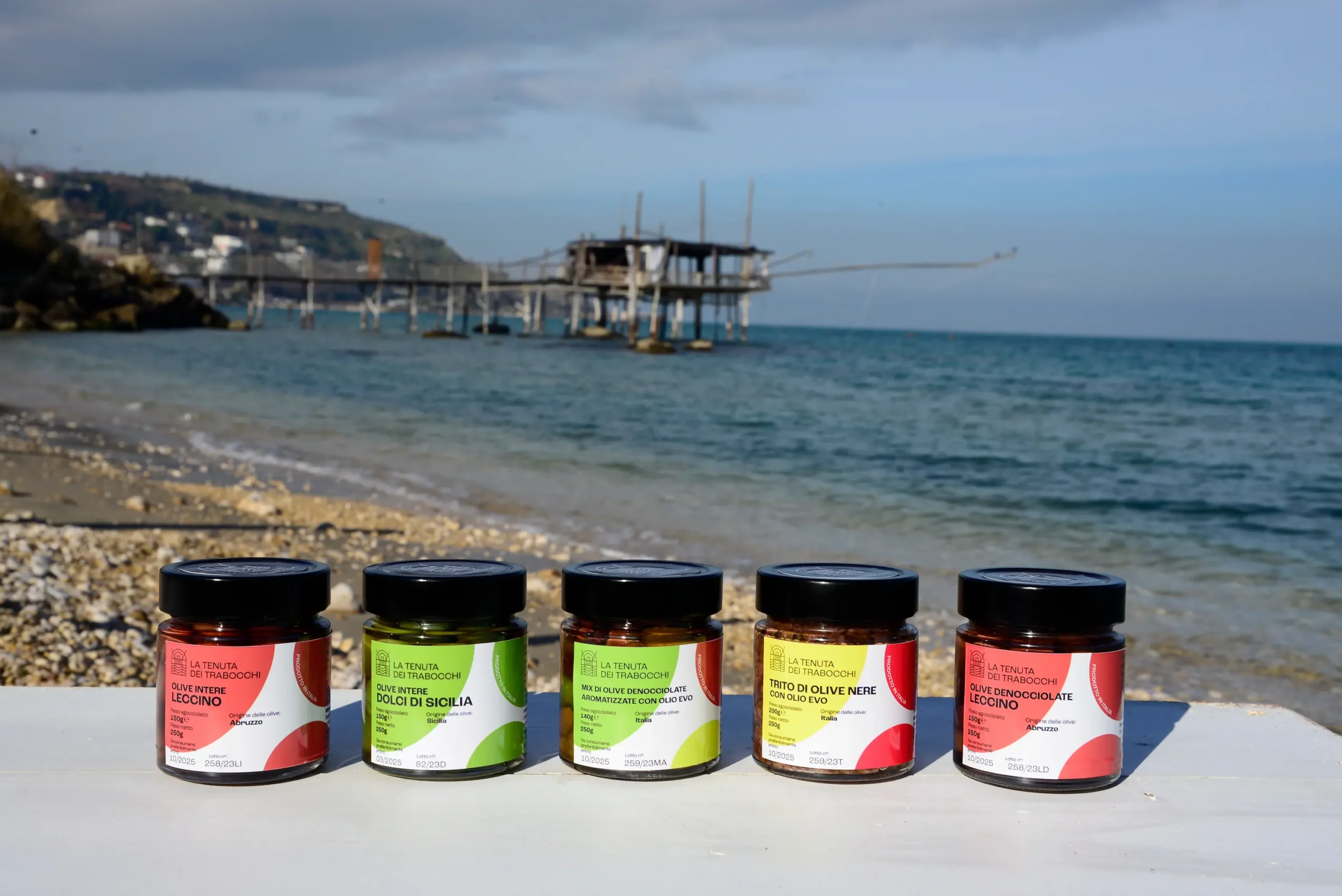 foto di una linea di olive in vetro di la tenuta dei trabocchi